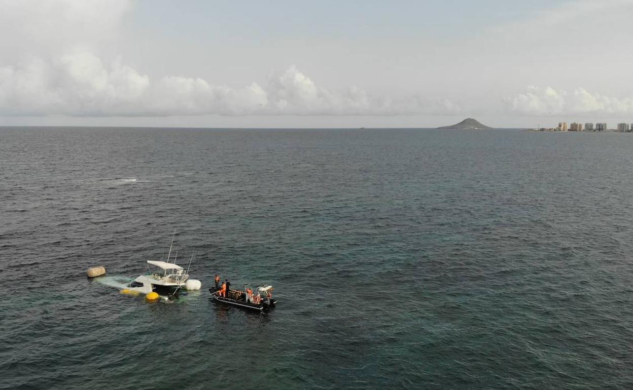 V Deo Tratan De Remolcar Un Barco Recreativo Encallado En La Manga